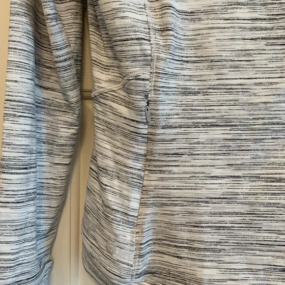 Lululemon close to crossing Long sleeve pullover - Picture 7 of 9